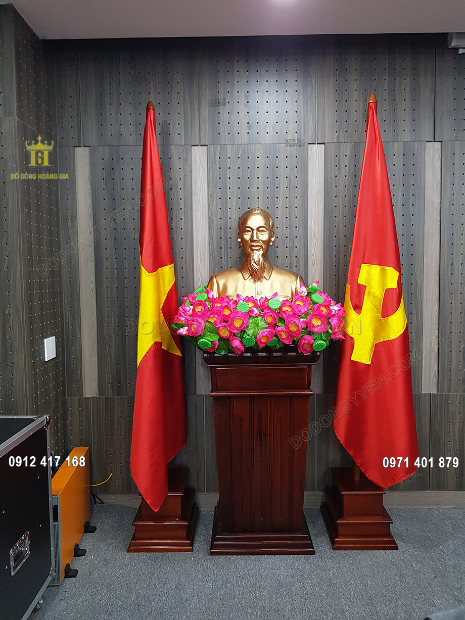 Tượng b&aacute;n th&acirc;n B&aacute;c Hồ được đặt tr&ecirc;n một bục cao, ở trung t&acirc;m gian ph&ograve;ng